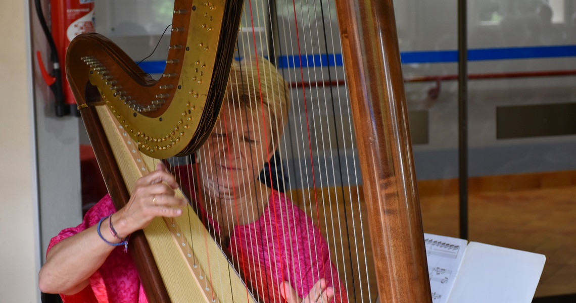EHPAD de Caire Val - Sur les sons de la harpiste Mme Le Fur