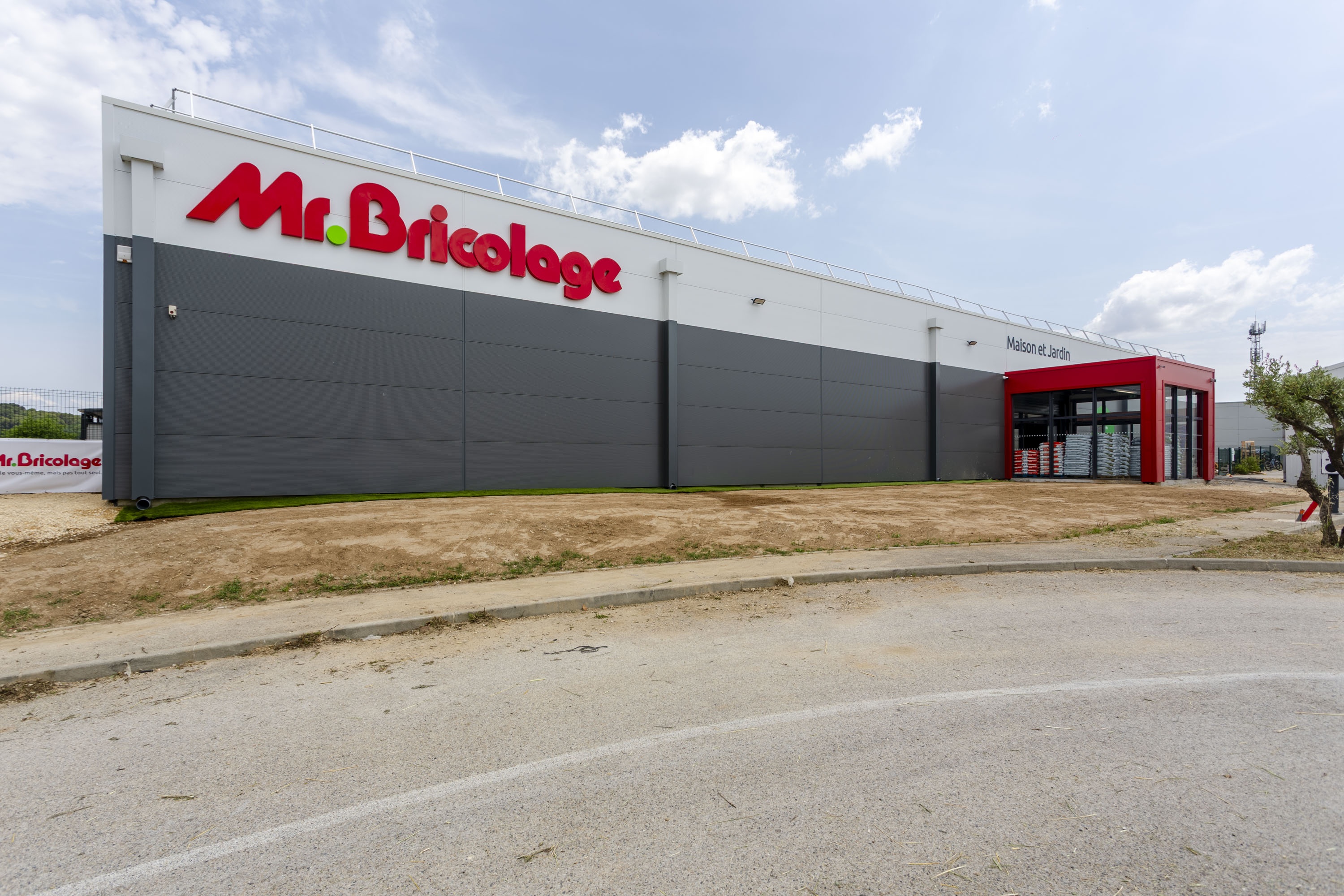 Photo officielle de Mr.Bricolage Saint Laurent Des Arbres